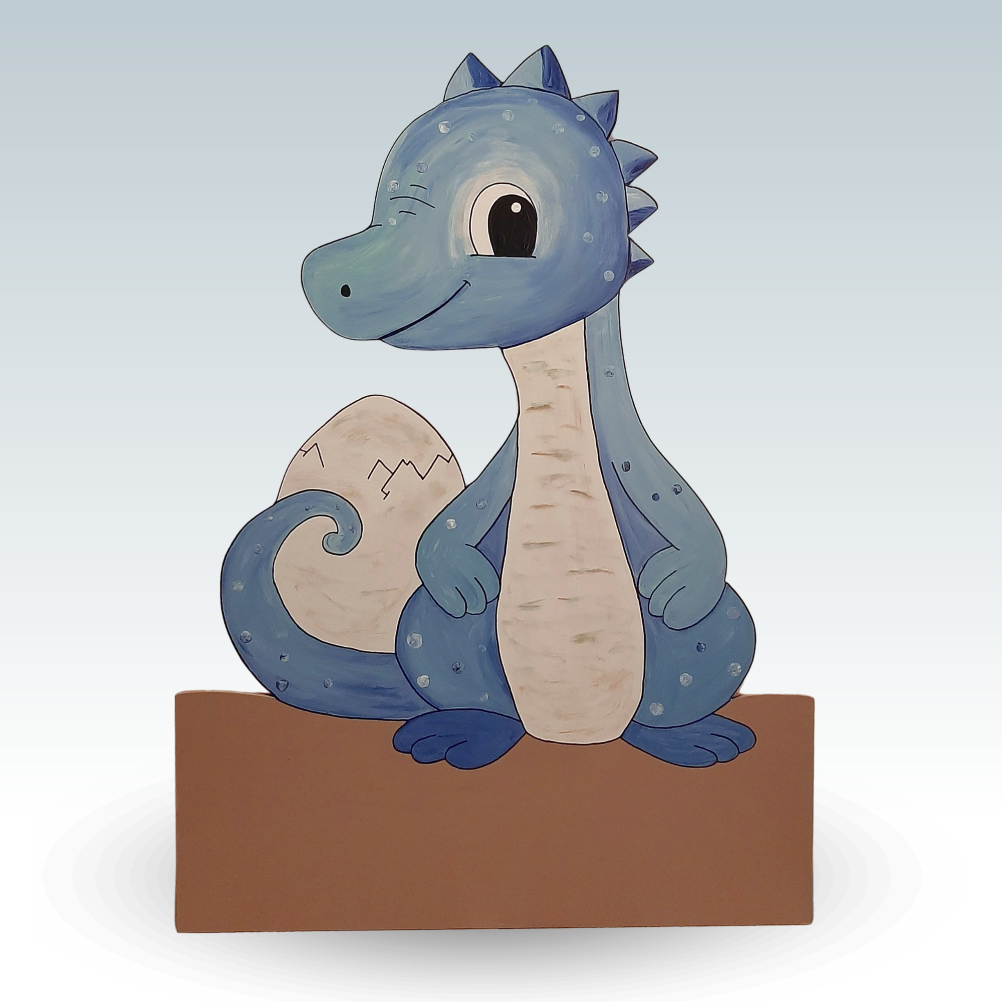 Geburtsschild/Babytafel in Form eines Dinosauriers. Handgefertigt von Franziska Barmettler, Geburtstafeln Luzern, in Root.