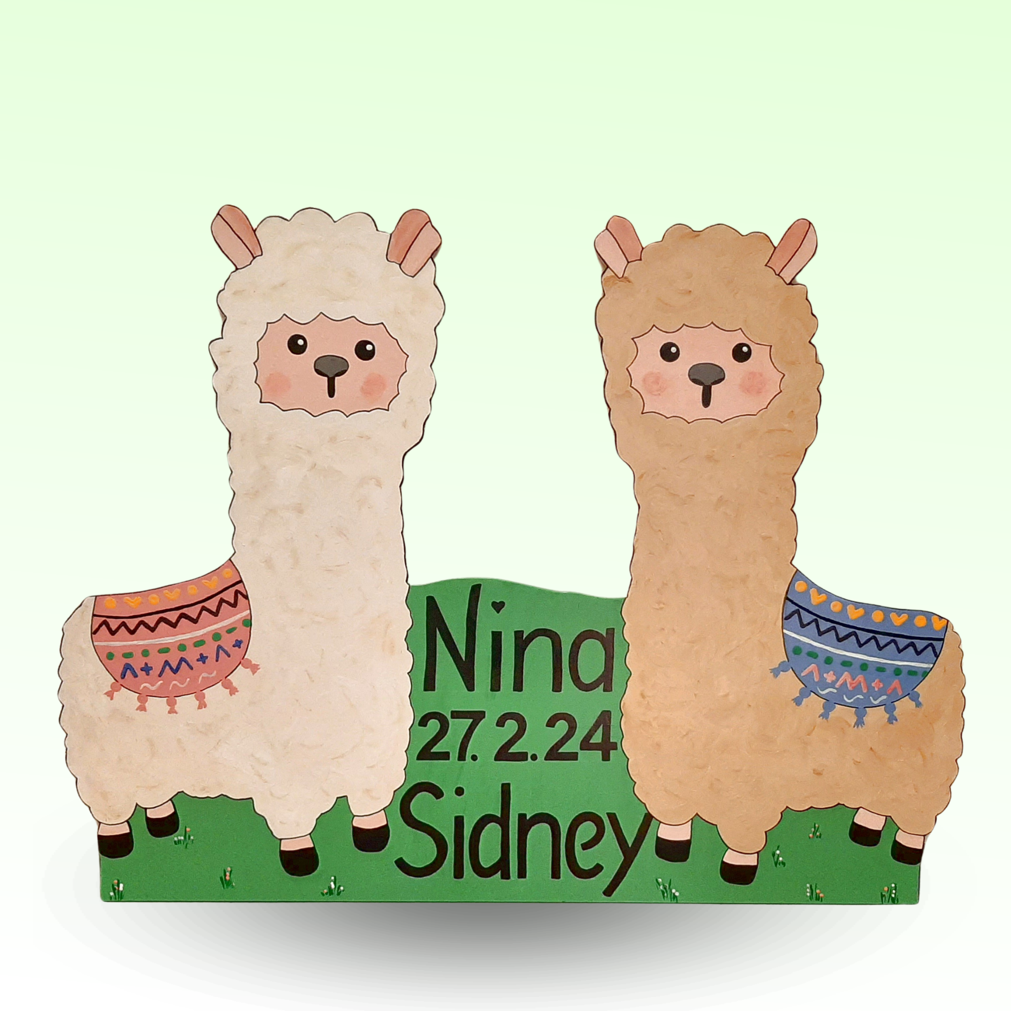 Geburtsschild/Babytafel für Zwillinge in Form von zwei Alpakas. Handgefertigt von Franziska Barmettler, Geburtstafeln Luzern, in Root.