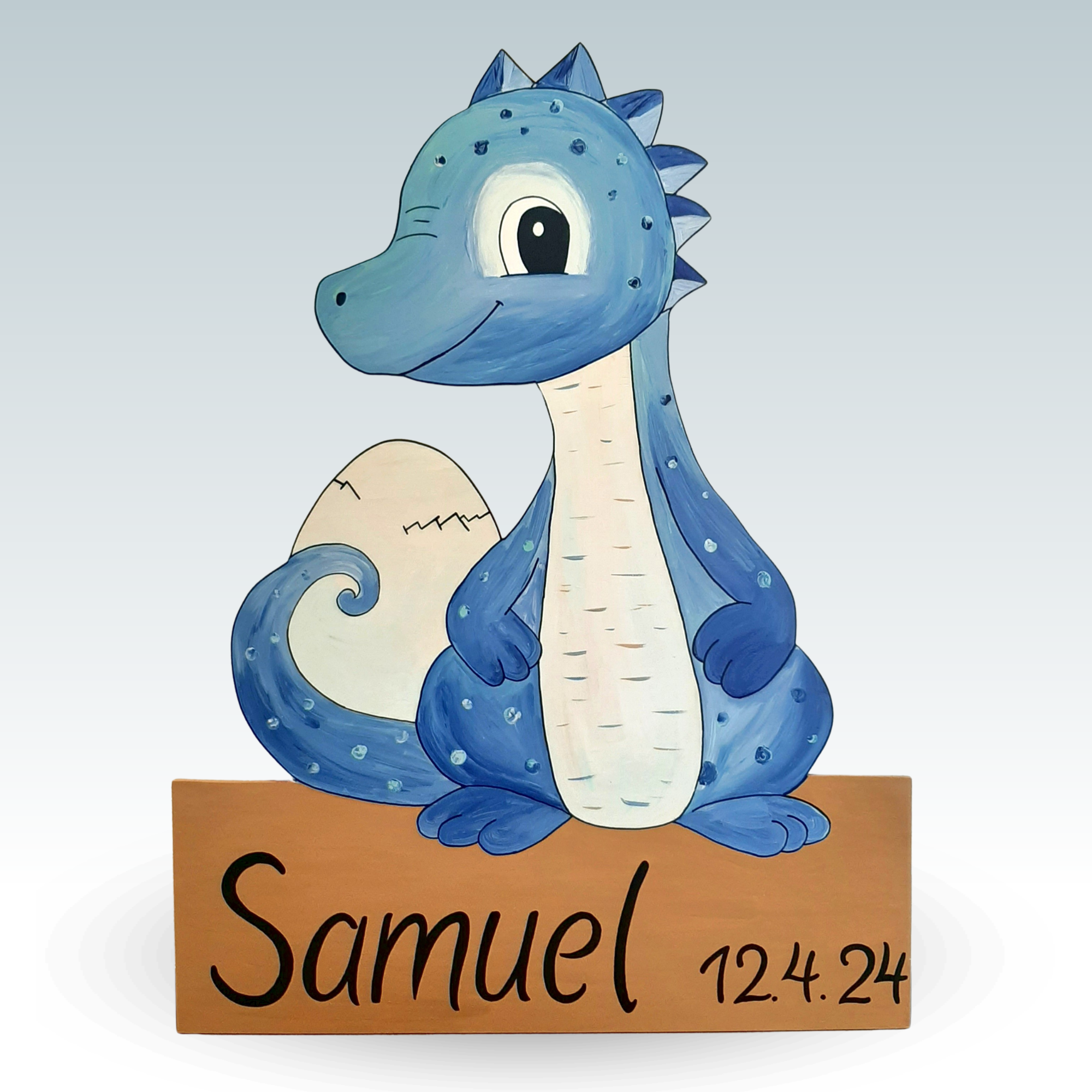 Geburtstafel/Babytafel in Form eines Baby-Dino. Handgefertigt von Franziska Barmettler, Geburtstafeln Luzern, in Root.