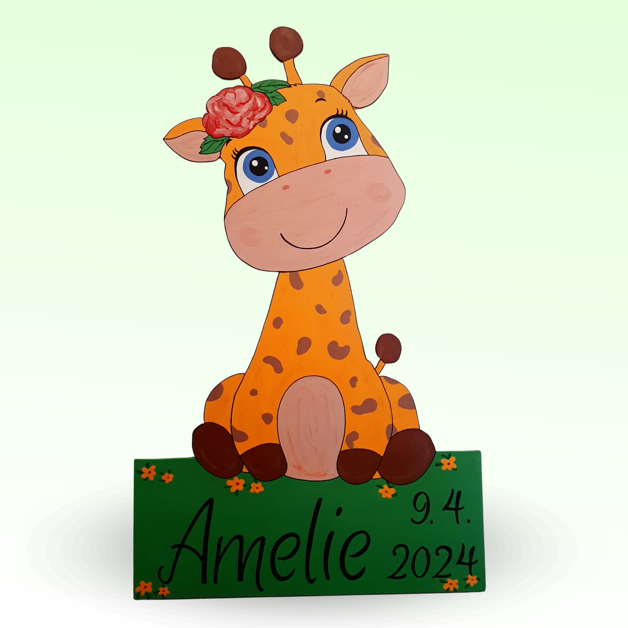 Geburtsschild/Babytafel in Form einer Giraffe. Handgefertigt von Franziska Barmettler, Geburtstafeln Luzern, in Root.