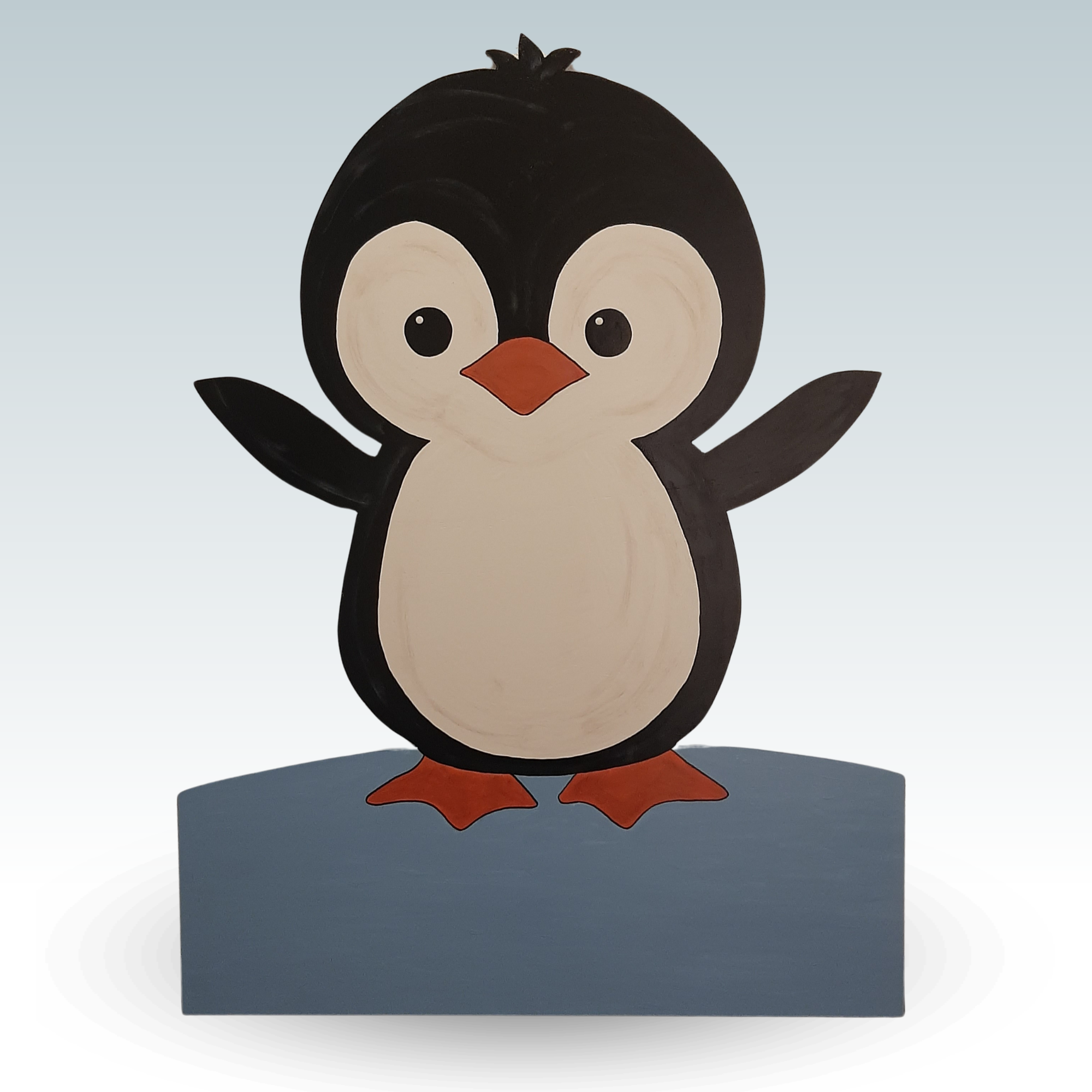 Geburtsschild/Babytafel in Form eines Pinguins. Handgefertigt von Franziska Barmettler, Geburtstafeln Luzern, in Root.