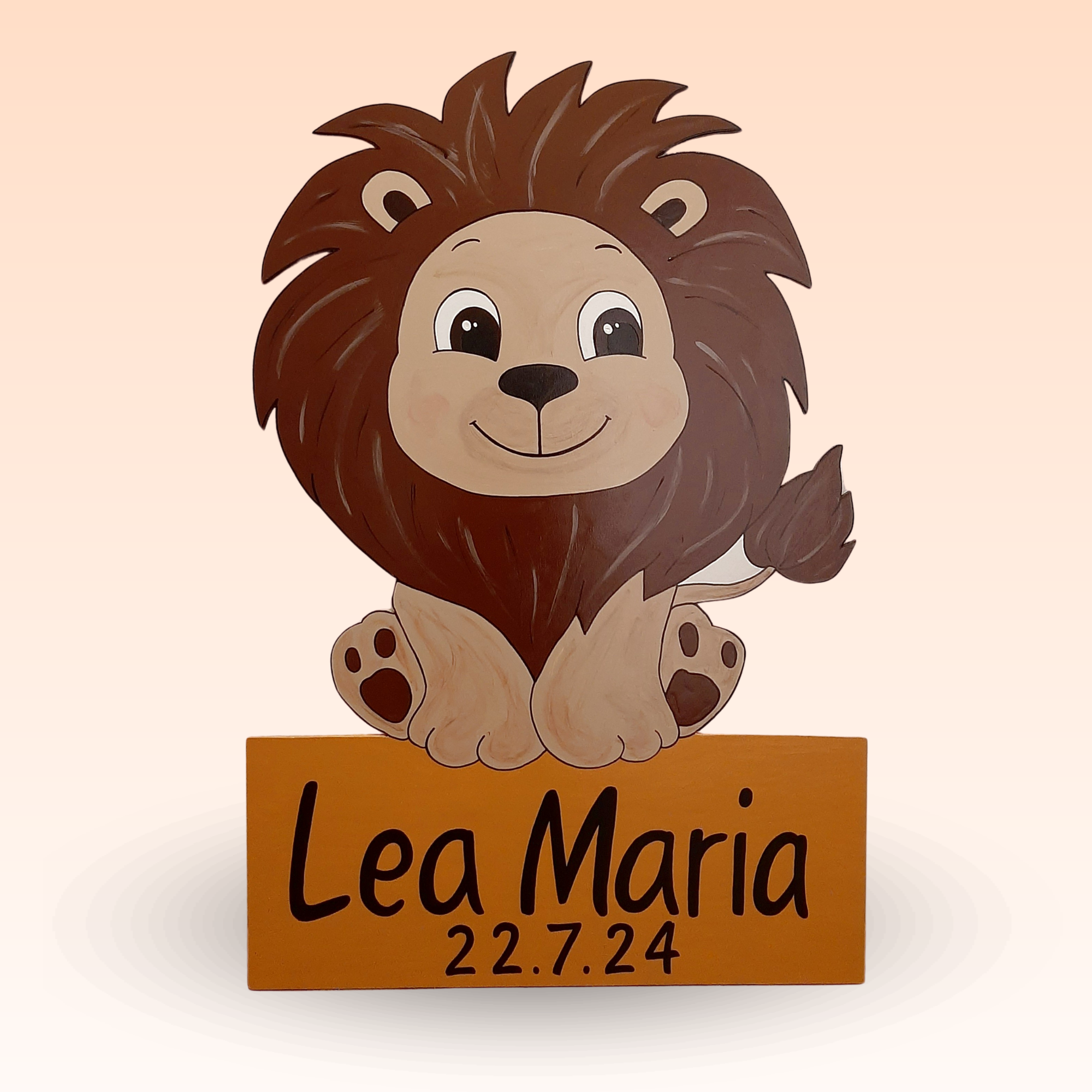 Geburtsschild/Babytafel in Form eines kleinen Löwen-Baby. Handgefertigt von Franziska Barmettler, Geburtstafeln Luzern, in Root.