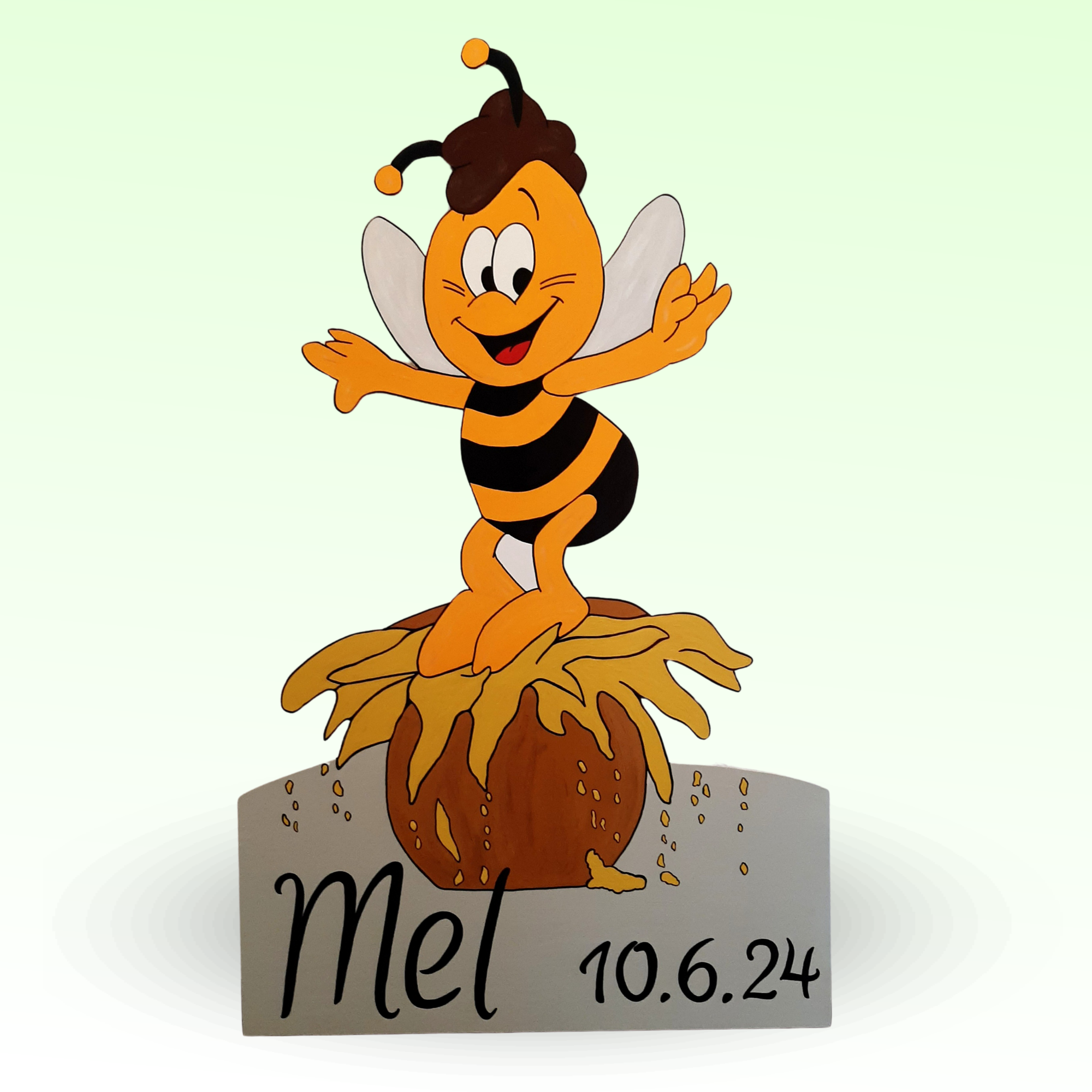 Geburtsschild/Babytafel in Form einer Biene mit Honigtopf. Handgefertigt von Franziska Barmettler, Geburtstafeln Luzern, in Root.