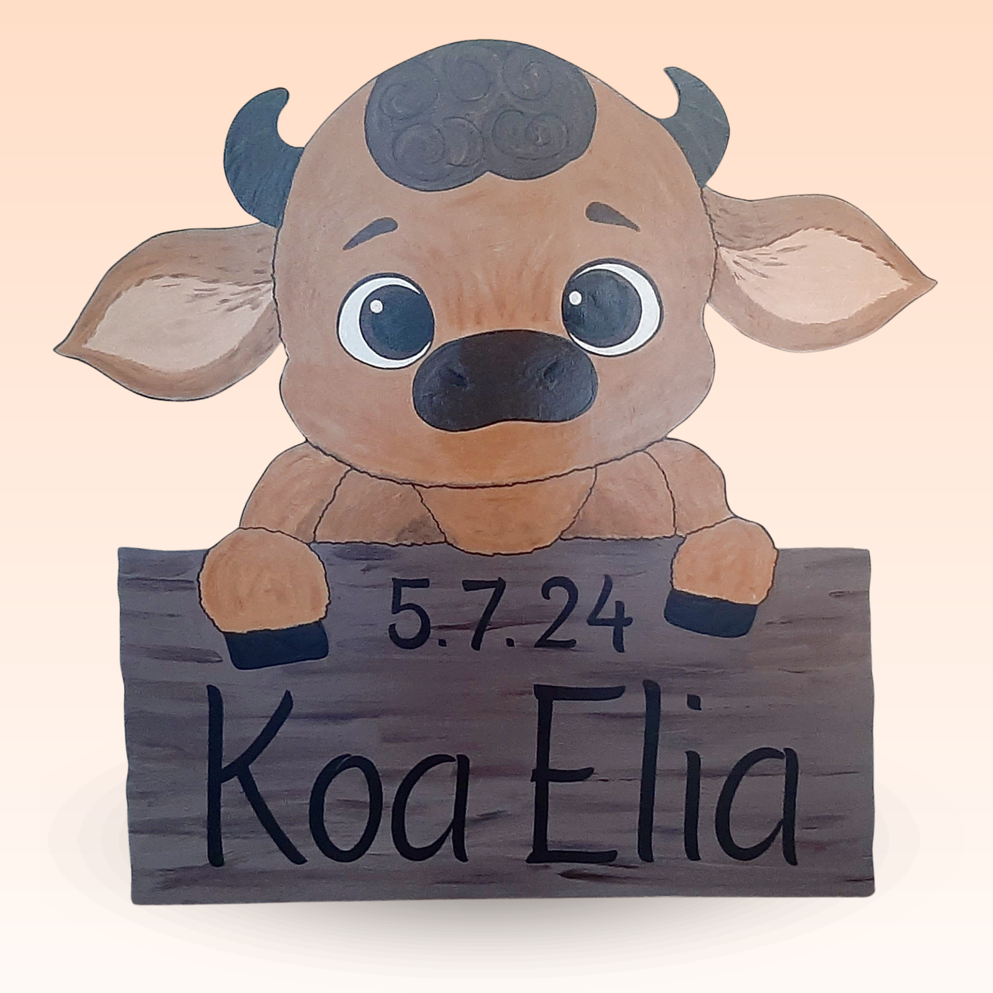 Geburtsschild/Babytafel in Form eines kleinen Stier-Baby. Handgefertigt von Franziska Barmettler, Geburtstafeln Luzern, in Root.