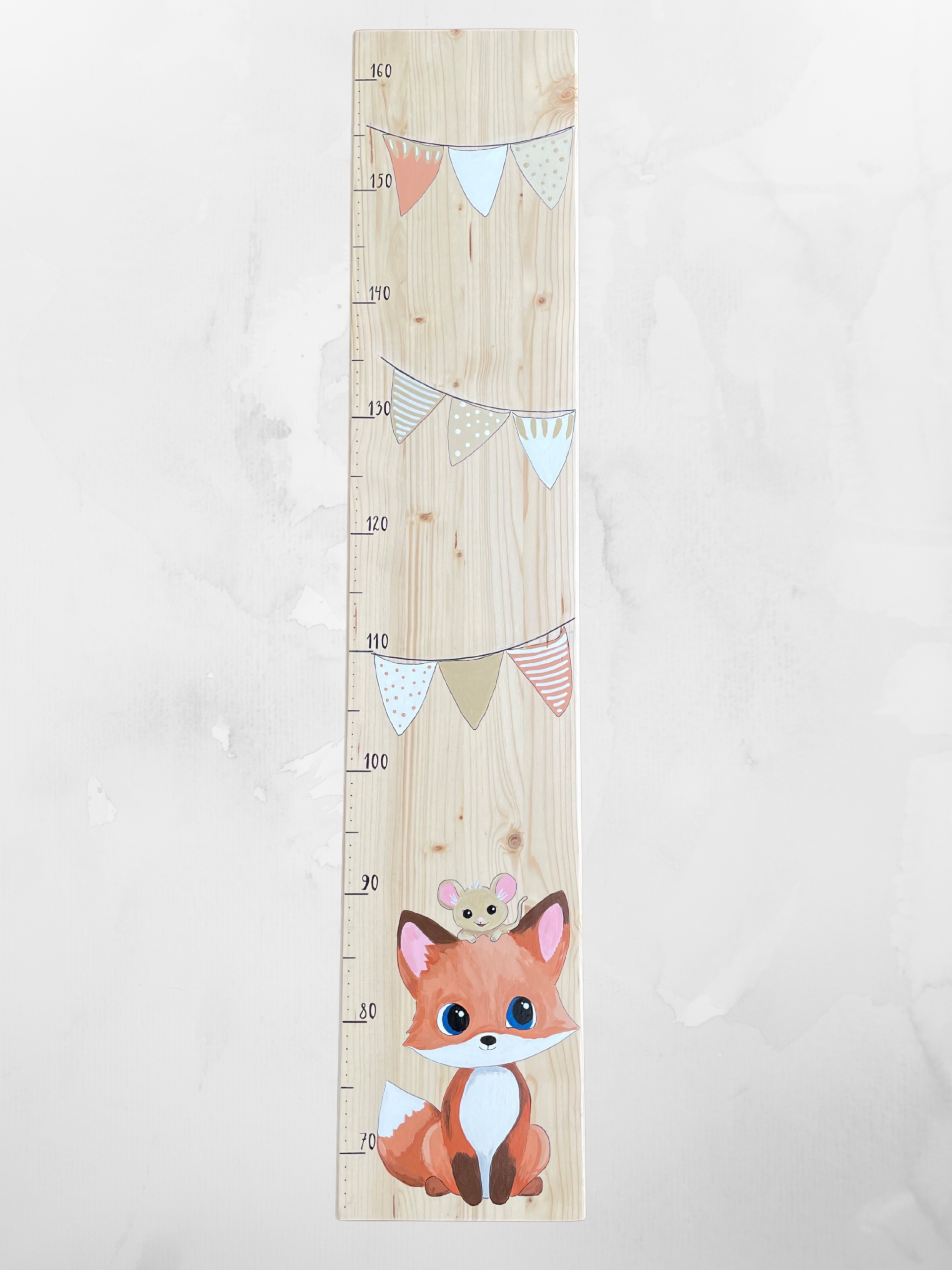 Handbemalte Kindermesslatte aus Holz mit liebevollen Motiven wie einem Giraffen, Ballons und Wimpeln – perfekt fürs Kinderzimmer in Luzern und Umgebung. Die dekorative Messlatte hält das Wachstum deines Kindes fest und ist zugleich ein einzigartiges, persönliches Geschenk.